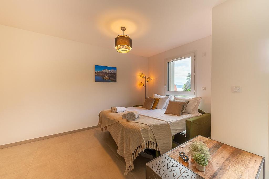Televízia a/alebo spoločenská miestnosť v ubytovaní Aux balcons annéciens- Entre Lac et centre ville, LLA Selections by Location lac Annecy