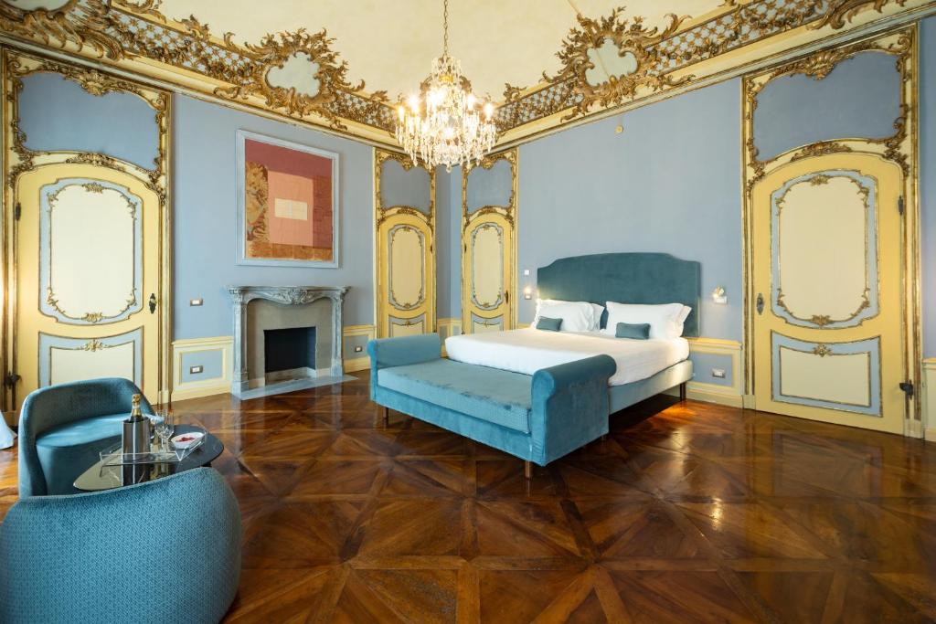 Łóżko lub łóżka w pokoju w obiekcie Palazzo Del Carretto-Art Apartments and Guesthouse