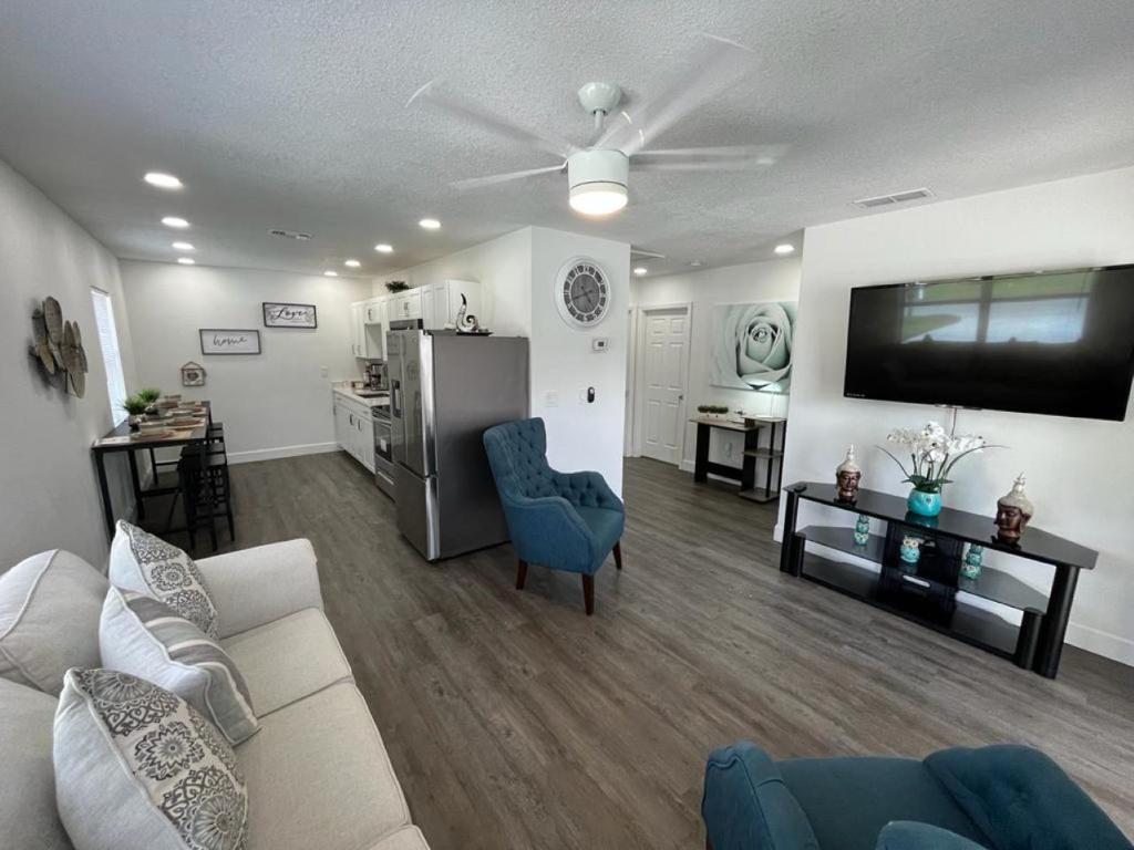 ein Wohnzimmer mit einem Sofa und einem TV in der Unterkunft Incredible comfortable apartments near the airport and beaches in Tampa