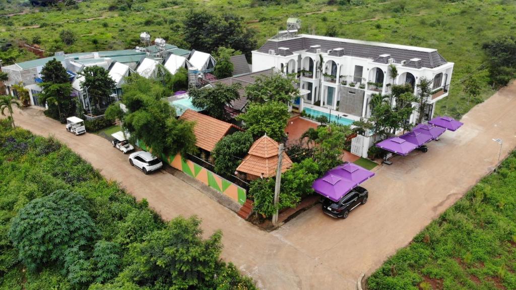 una vista aérea de una casa con coches estacionados frente a ella en Ninh Hoa Garden, en Buon Ma Thuot