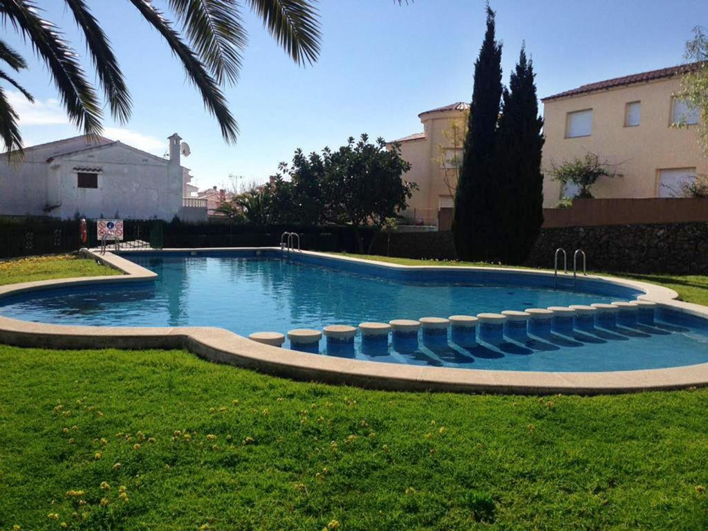 una piscina en medio de un patio en Apartamentos Palma Blanca 3000, en Alcossebre