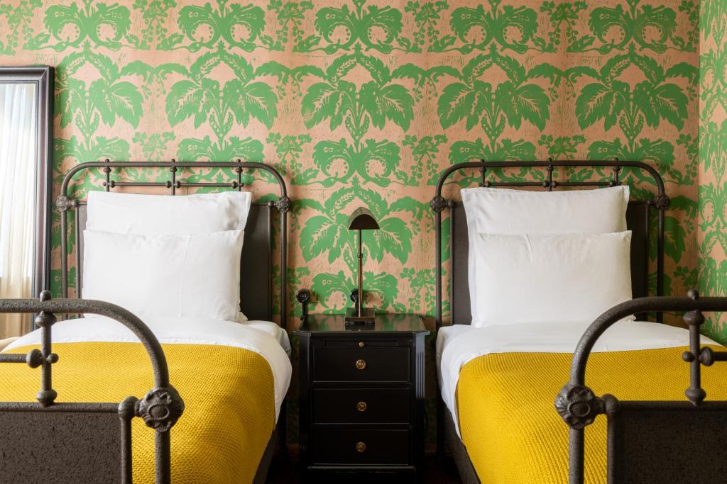 Postel nebo postele na pokoji v ubytování Rooms Hotel Tbilisi