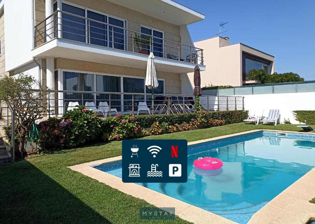 una villa con piscina di fronte a una casa di MyStay - Villa Luísa a Vila do Conde