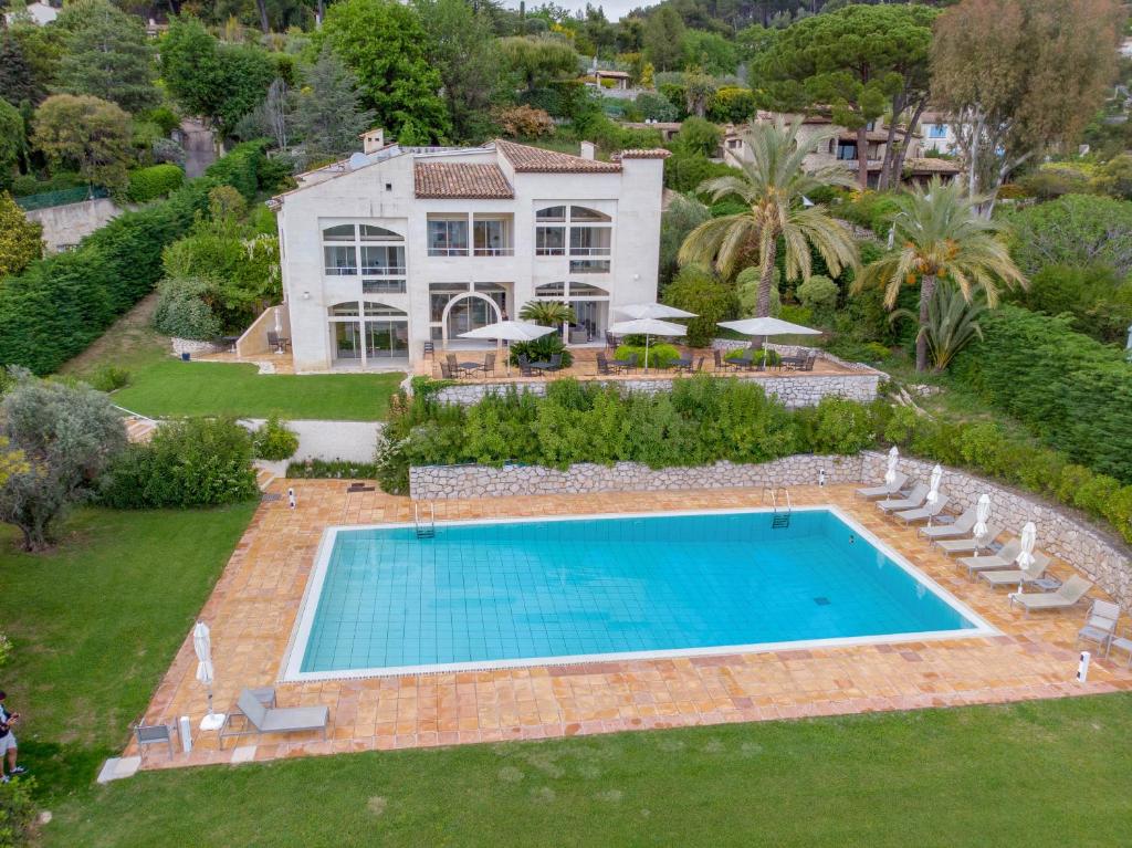 - une vue aérienne sur une maison avec une piscine dans l'établissement Villa St Maxime, à Saint-Paul-de-Vence