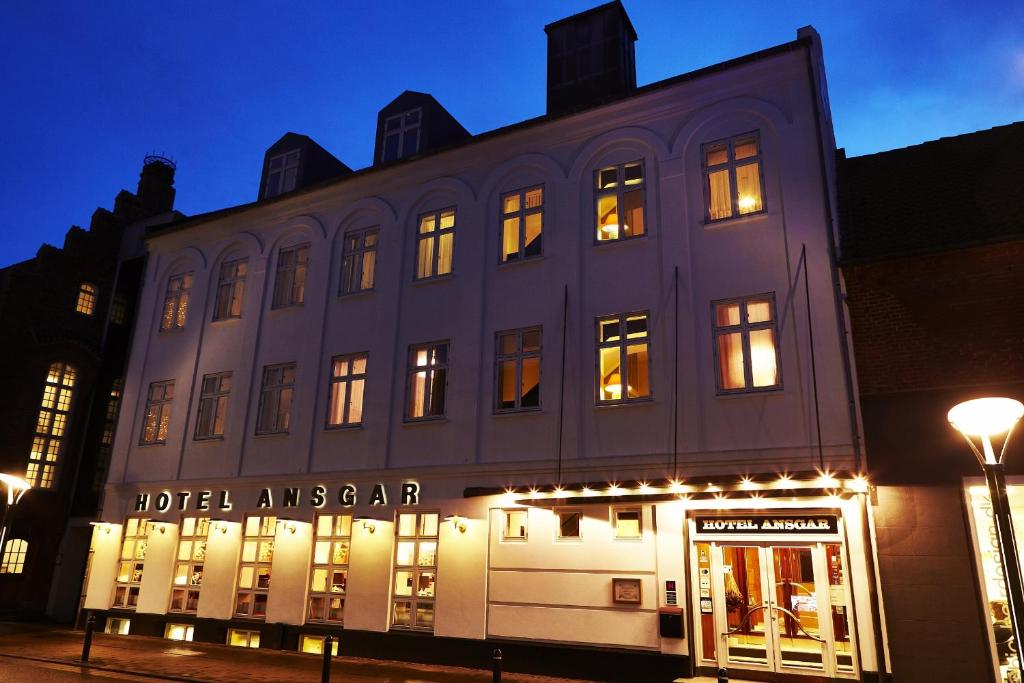 un gran edificio con luces delante en Hotel Ansgar en Esbjerg