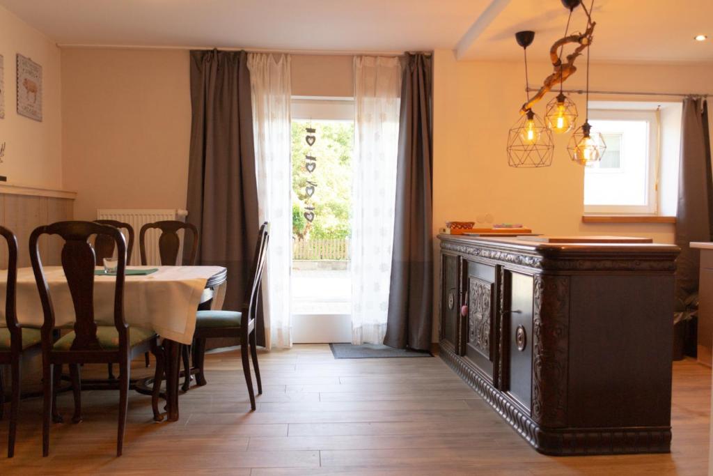 a kitchen and dining room with a table and a window at Hof Timmermann - Alte Werkstatt in Ottenstein