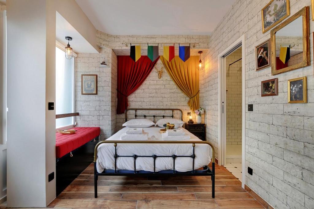 um quarto com uma cama numa parede de tijolos em Le studio du sorcier ! em Paris