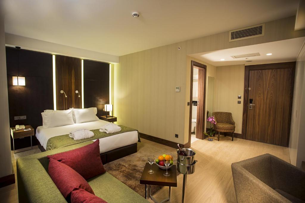 Ramada by Wyndham Istanbul Florya - Deluxe King Room