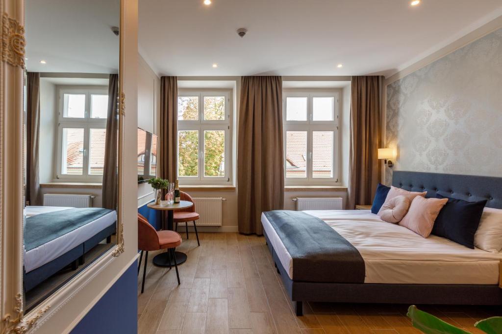 pokój hotelowy z łóżkiem i kanapą w obiekcie AR Apartamenty w Poznaniu