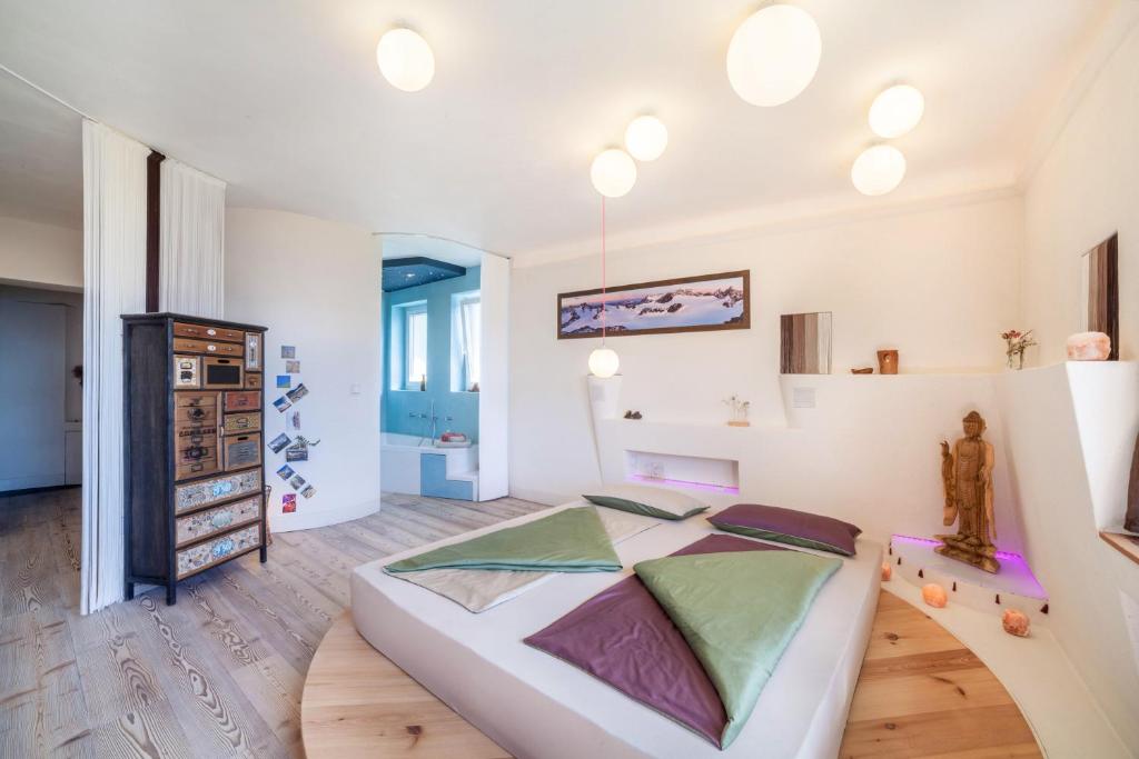 a bedroom with a bed in the middle of a room at Apartment Belvedere in Caines