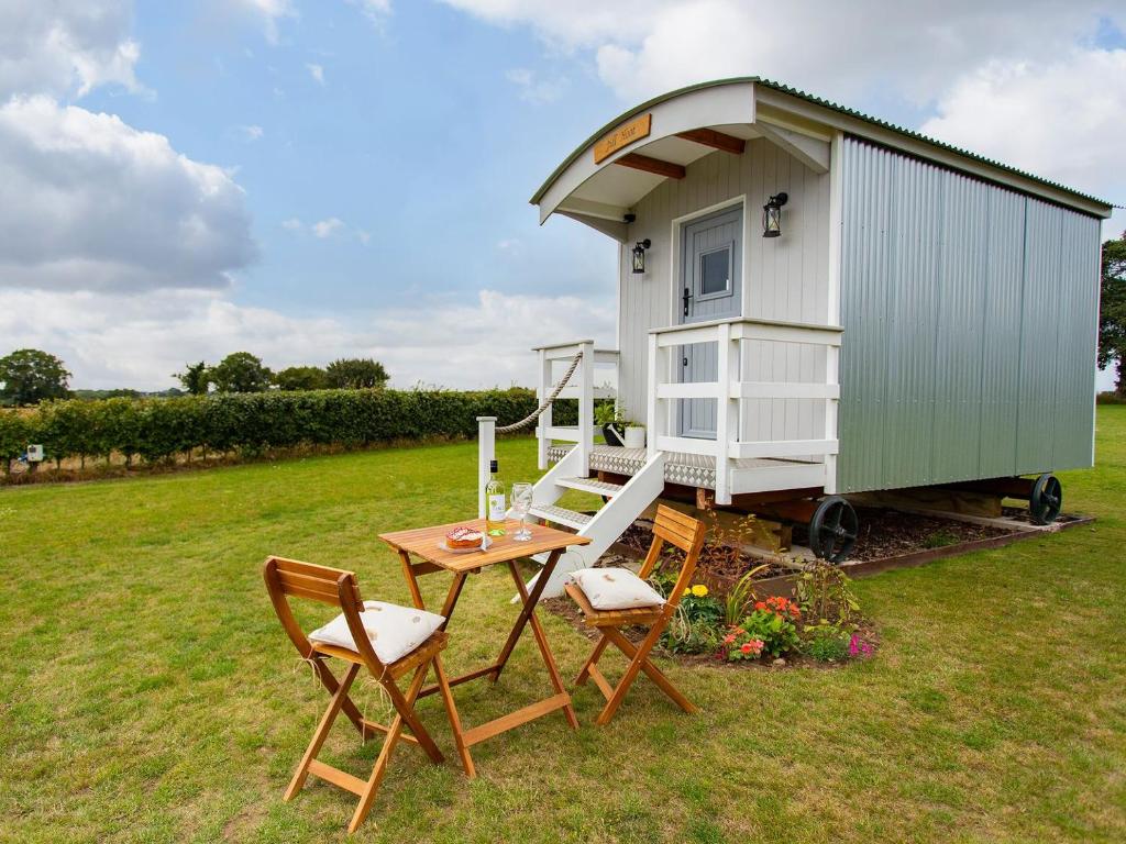 a table and chairs in front of a tiny house at Jill Hoot-uk36796 in Foulsham