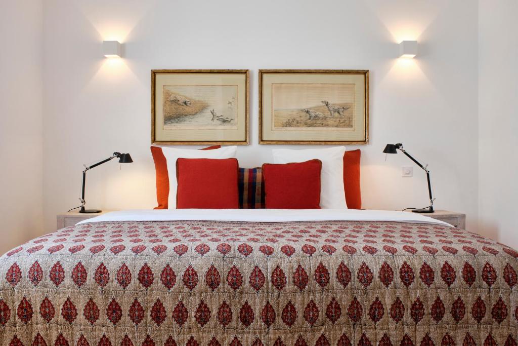 um quarto com uma cama grande e 2 candeeiros em Vila Branca Guesthouse - Palacete na Figueira da Foz