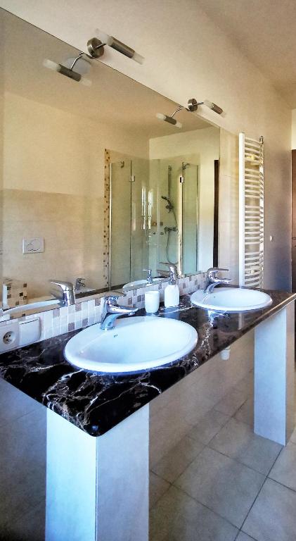 Gospodarstwo nad jeziorem - Deluxe One-Bedroom Apartment With Garden View