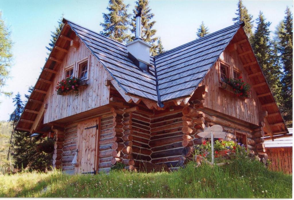 einem Blockhaus mit Metalldach in der Unterkunft Almhütte Badstube in Patergassen