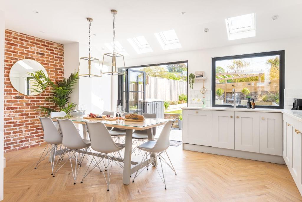 cocina y comedor con mesa y sillas en Holly Hayes House, en Instow