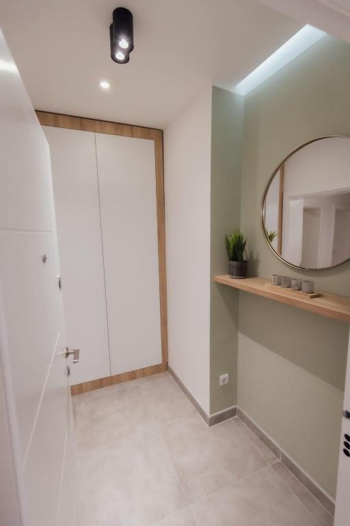 a bathroom with a mirror and a white door at La Casa 1 in Vršac