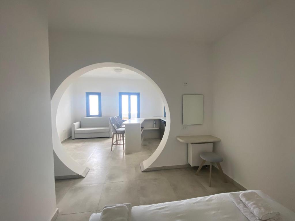 Posteľ alebo postele v izbe v ubytovaní ENA suites Santorini