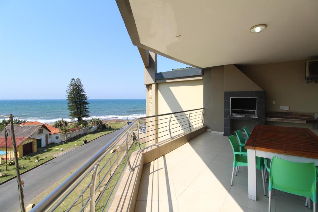 d'un balcon avec une table et une vue sur l'océan. dans l'établissement Saints View Resort Unit 20, à Uvongo Beach