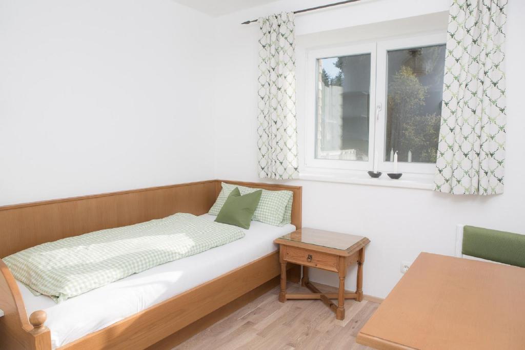 Postel nebo postele na pokoji v ubytování Zum Hirsch