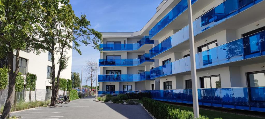 zewnętrzny widok na budynek z niebieskimi balkonami w obiekcie Aquarius Holiday Boszkowo Apartamenty w Boszkowie