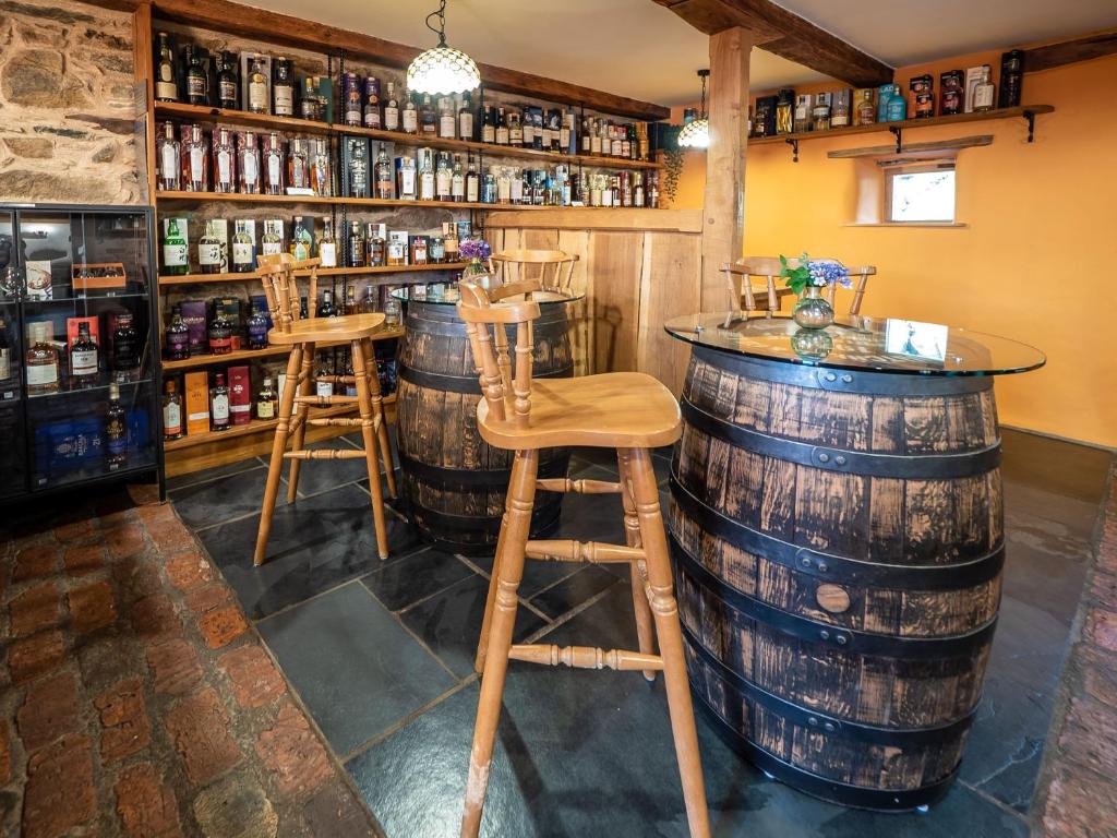 Lounge nebo bar v ubytování The Wayside and Whisky Barn