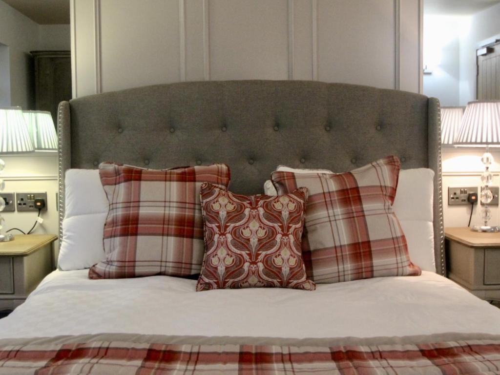 Postel nebo postele na pokoji v ubytování The Suffolk Hotel