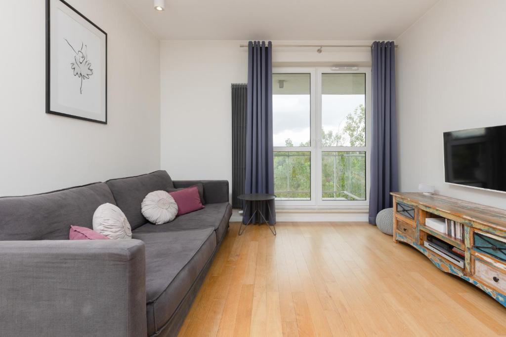 Televízia a/alebo spoločenská miestnosť v ubytovaní Quiet Apartment Park Edwarda Szymańskiego by Noclegi Renters