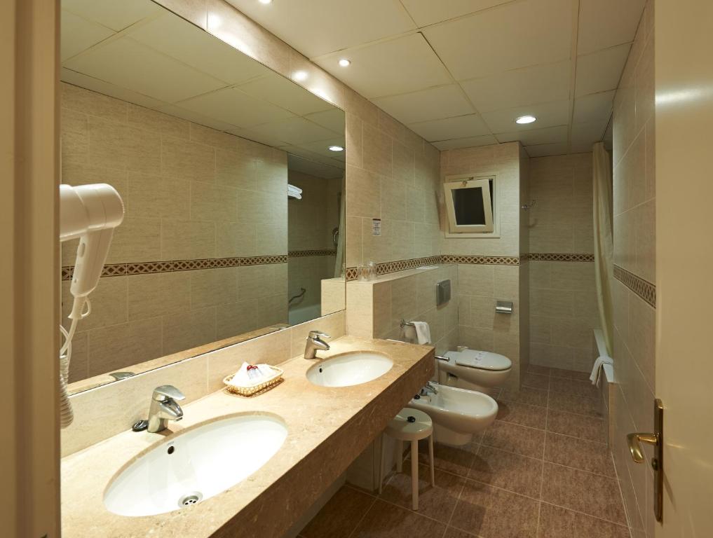Un baño de Hotel Abat Cisneros Montserrat