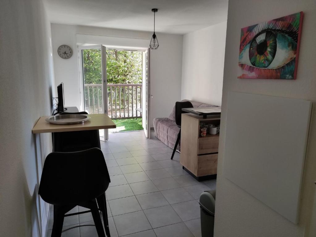 TV a/nebo společenská místnost v ubytování Superbe appartement en rez-de-jardin à LANTON