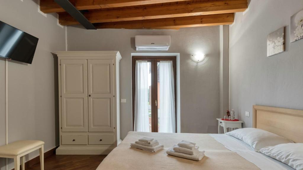 A bed or beds in a room at Cascina Volta