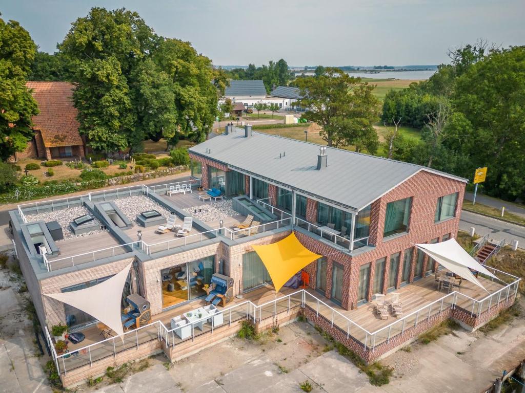 an aerial view of a house with a swimming pool at Ferienappartement AM LEUCHTTURM in Mursewiek