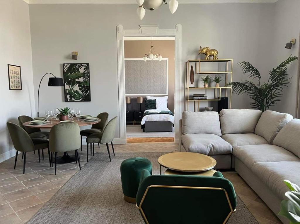 Posedenie v ubytovaní OrangeHomes Panthera Luxury Apartment