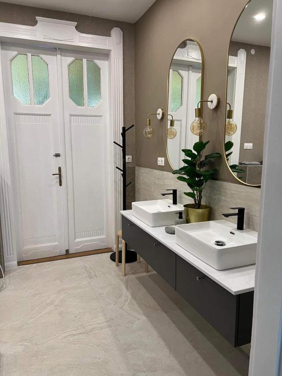 Kúpeľňa v ubytovaní OrangeHomes Panthera Luxury Apartment