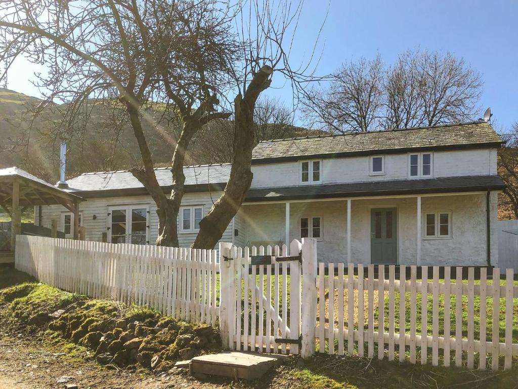 uma cerca branca em frente a uma casa branca em Middle Hanter - Uk37355 em Old Radnor