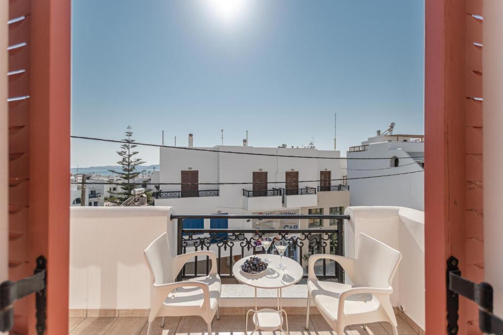 balkon ze stołem i krzesłami oraz widokiem w obiekcie Optasia Naxos Center 2 bedroom New Apartment w mieście Naksos