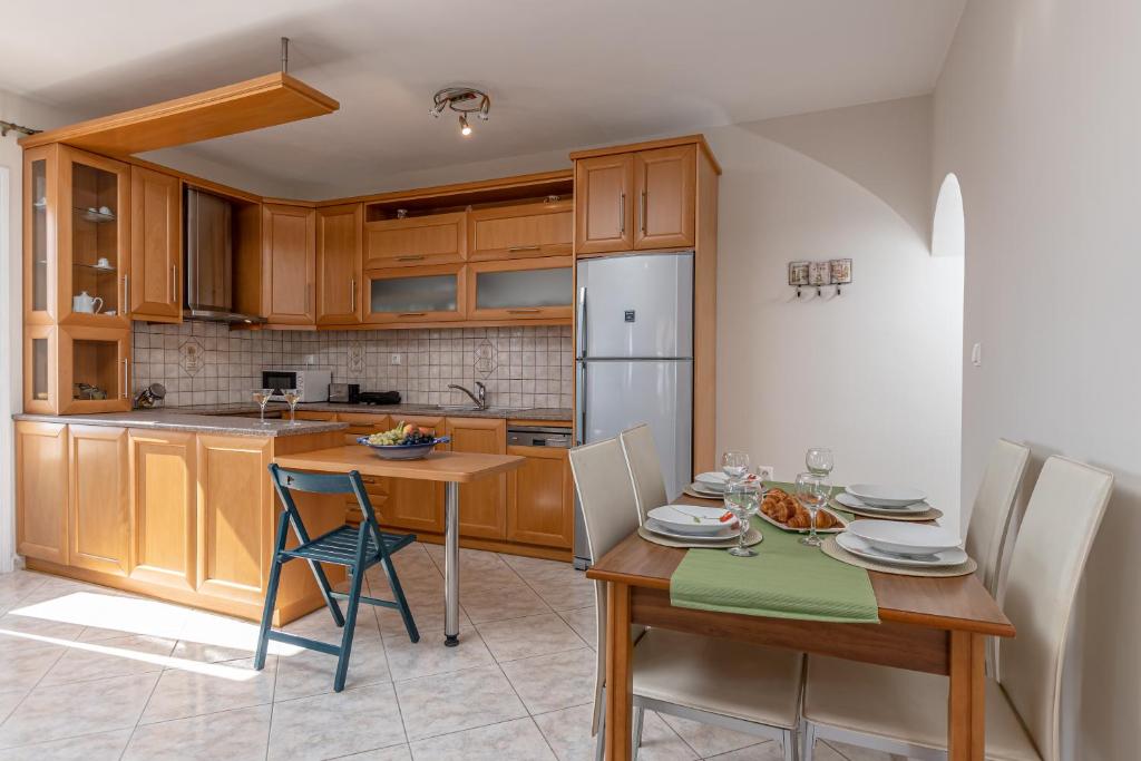 kuchnia ze stołem i jadalnią w obiekcie Optasia Naxos Center 2 bedroom New Apartment w mieście Naksos