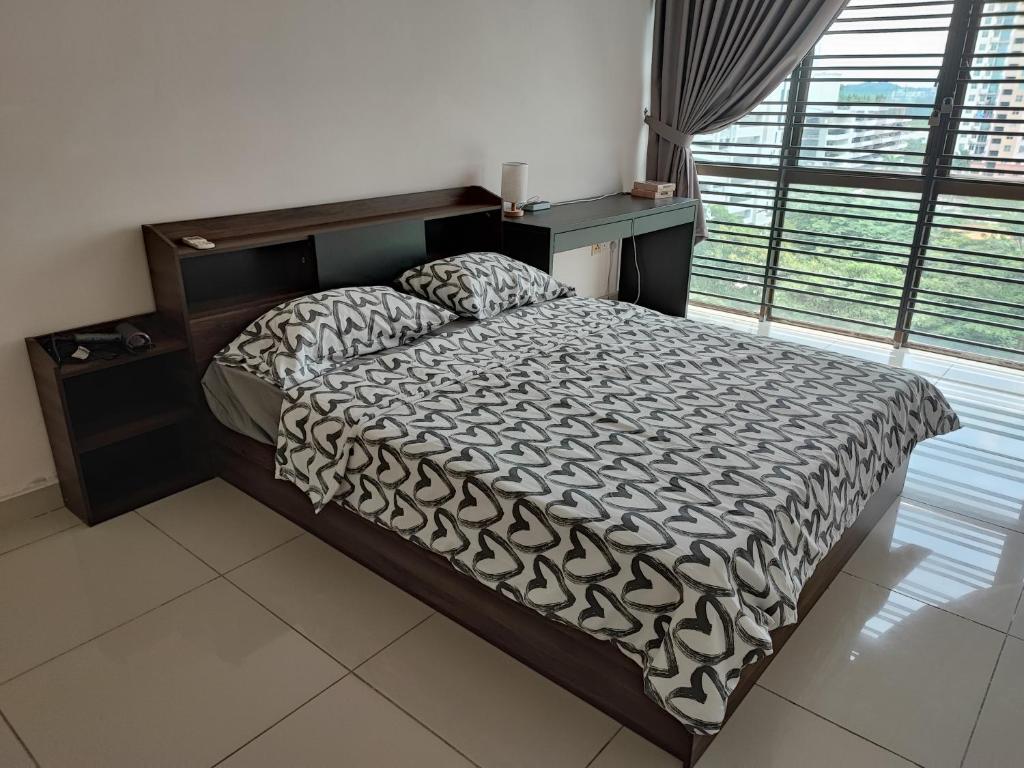 Un dormitorio con una cama en una habitación con ventana. en Calm and Peaceful Lake View Mount Austin Apartment, en Johor Bahru
