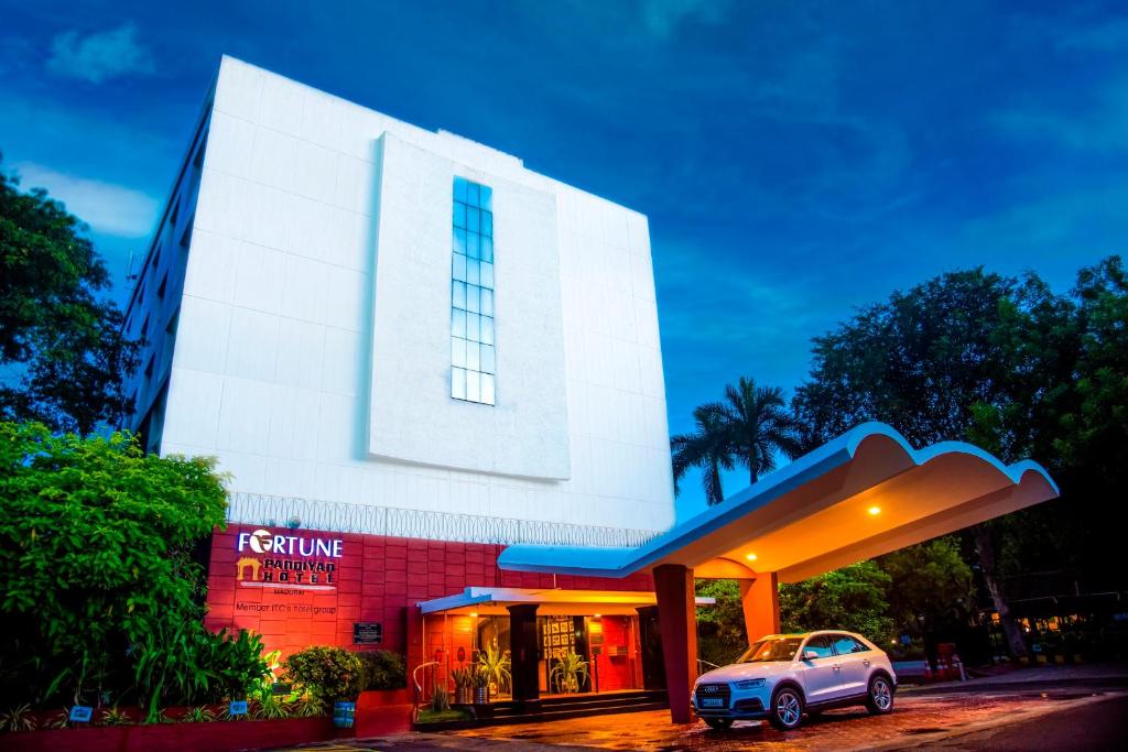 un coche aparcado frente a un edificio en Fortune Pandiyan Hotel, Madurai - Member ITC's Hotel Group, en Madurai