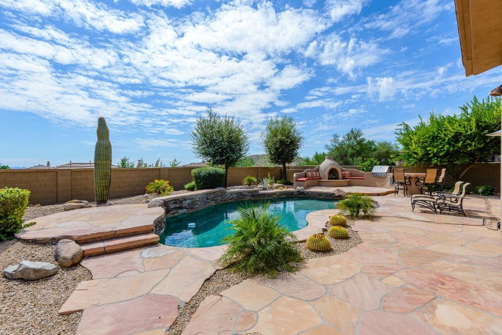 a backyard with a swimming pool and a patio at Casa Highland home in Fountain Hills