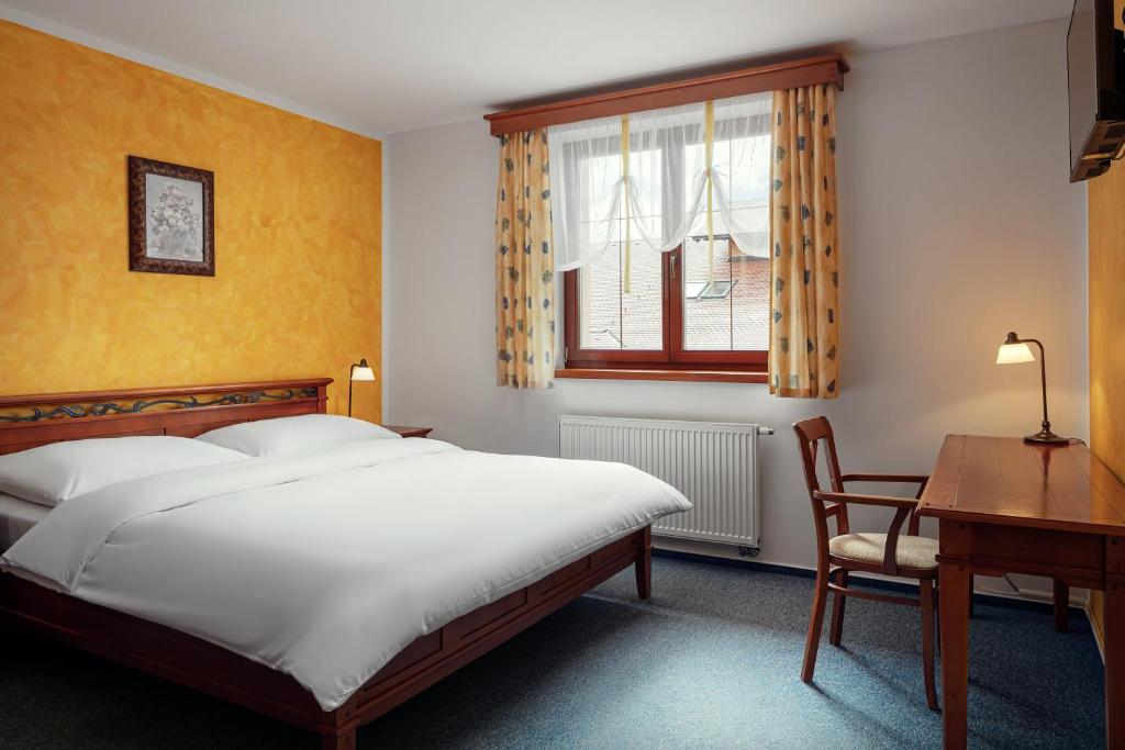 Postel nebo postele na pokoji v ubytování Golf & Spa Kunětická Hora