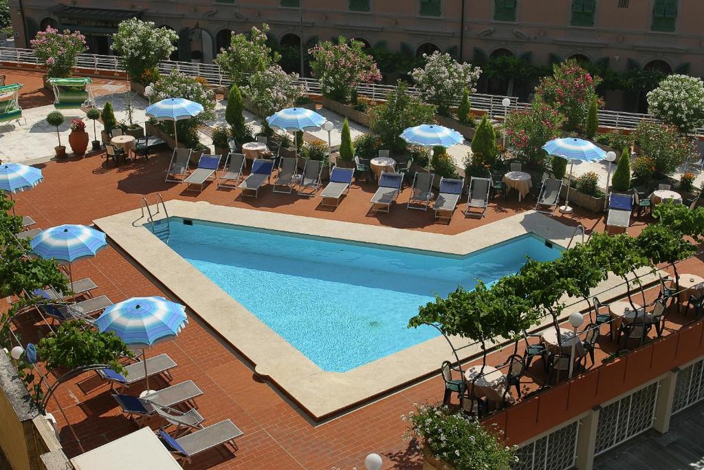 una vista aérea de una piscina con sillas y sombrillas en Grand Hotel Plaza & Locanda Maggiore en Montecatini Terme