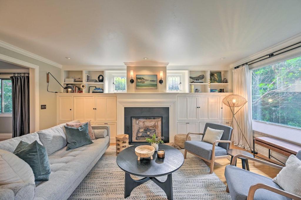 - un salon avec un canapé et une cheminée dans l'établissement Stunning Queen Anne House with Private Patio!, à Seattle