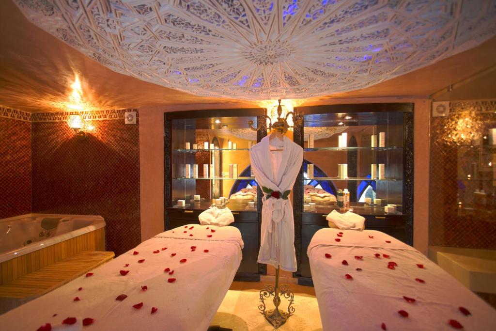 Cette chambre comprend deux lits et une baignoire. dans l'établissement Palais Shéhérazade & Spa, à Fès