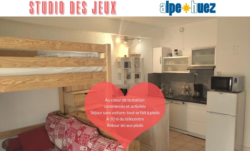 un corazón rojo está sentado en la parte superior de una habitación en Studio des Jeux - Alpe d'Huez Hyper Centre - 4-5 personnes - Wifi en Huez