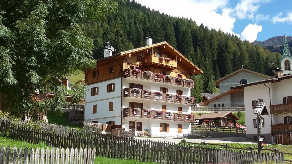 un edificio con balconi sul lato di Majon Di Roces a Canazei