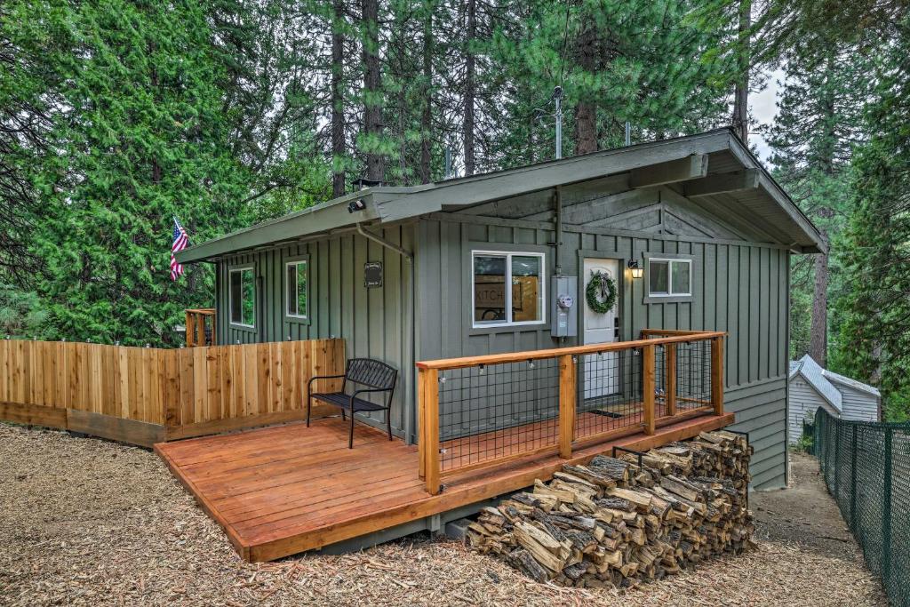 Modern Strawberry Cabin with Deck and Fire Pit, Strawberry Updated