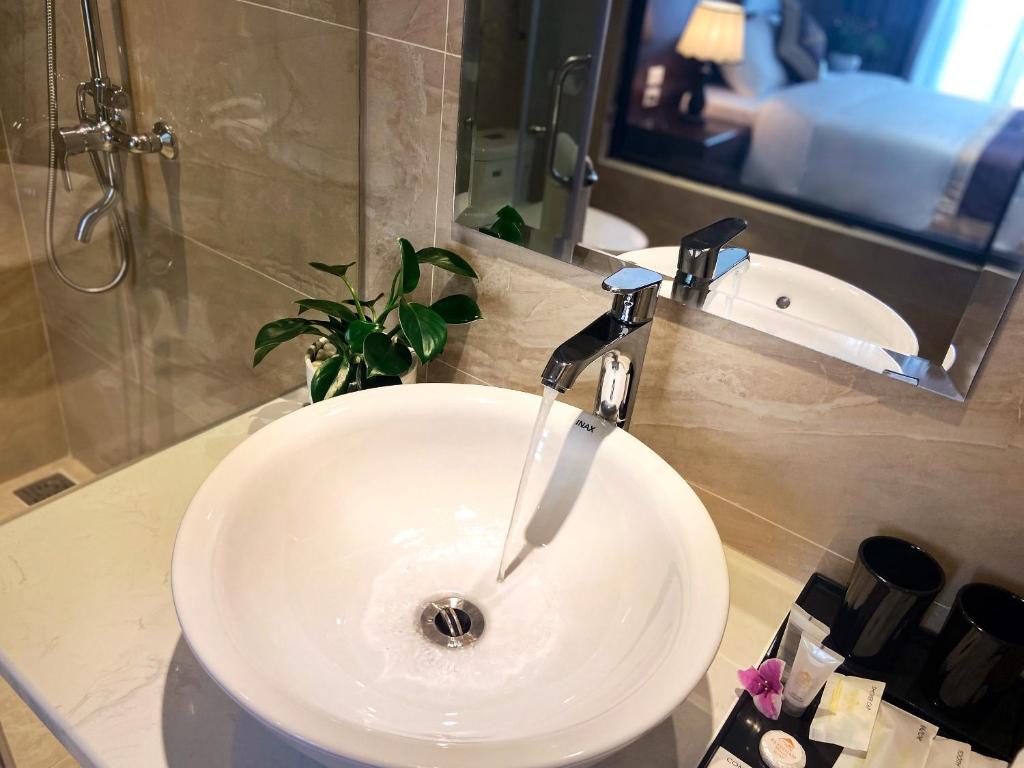 Elysinam Boutique Hotel Ha Long - 17