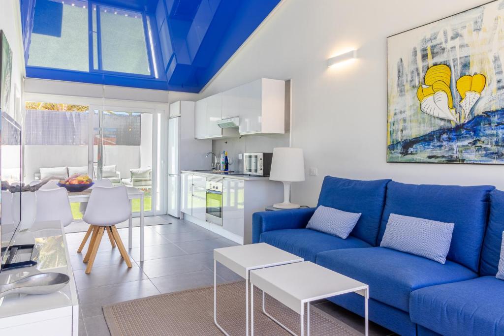 サン・バルトロメにあるBeach Luxury Bungalowのリビングルーム(青いソファ付)、キッチン