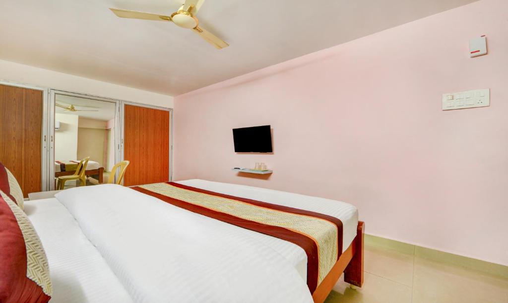 TV a/nebo společenská místnost v ubytování HOTEL SAl INN - NEAR AIRPORT