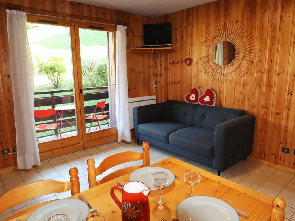 een woonkamer met een bank en een tafel bij Studio Morillon Village, 1 pièce, 4 personnes - FR-1-624-60 in Morillon